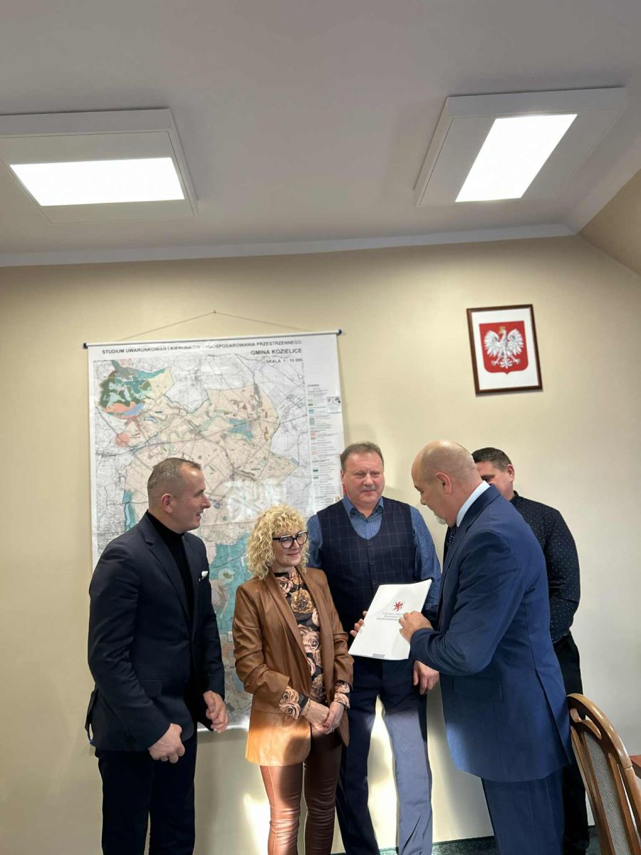 Zdjęcie: 4 grudnia 2025 r. odbyło się uroczyste podpisanie umowy pomiędzy Gminą Kozielice a Samorządem Województwa Zachodniopomorskiego dotyczącej budowy placu zabaw w miejscowości Tetyń