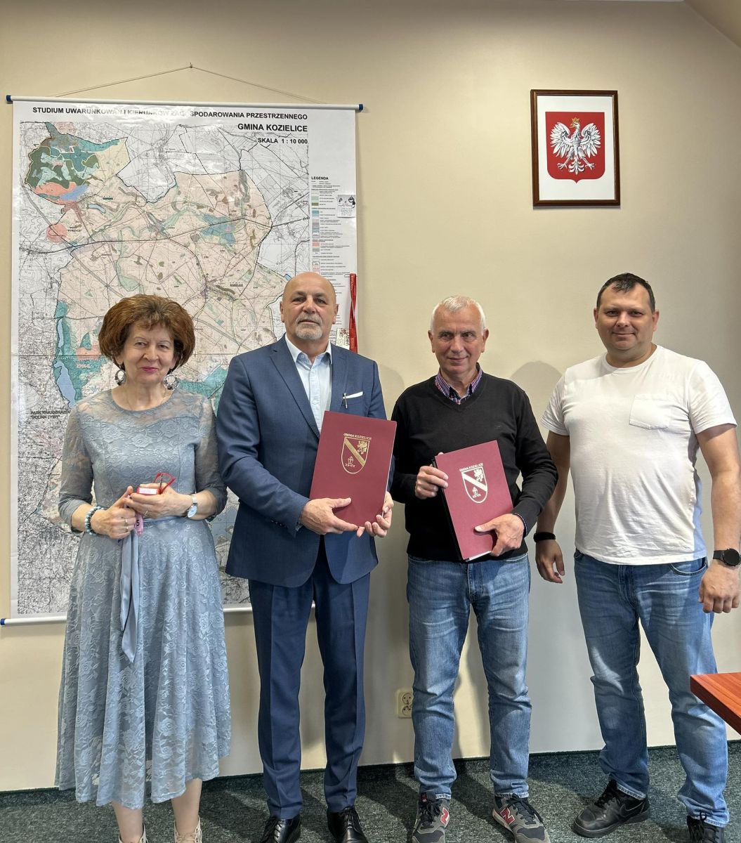 Zdjęcie: Podpisanie umowy na realizację inwestycji drogowej w miejscowości Kozielice