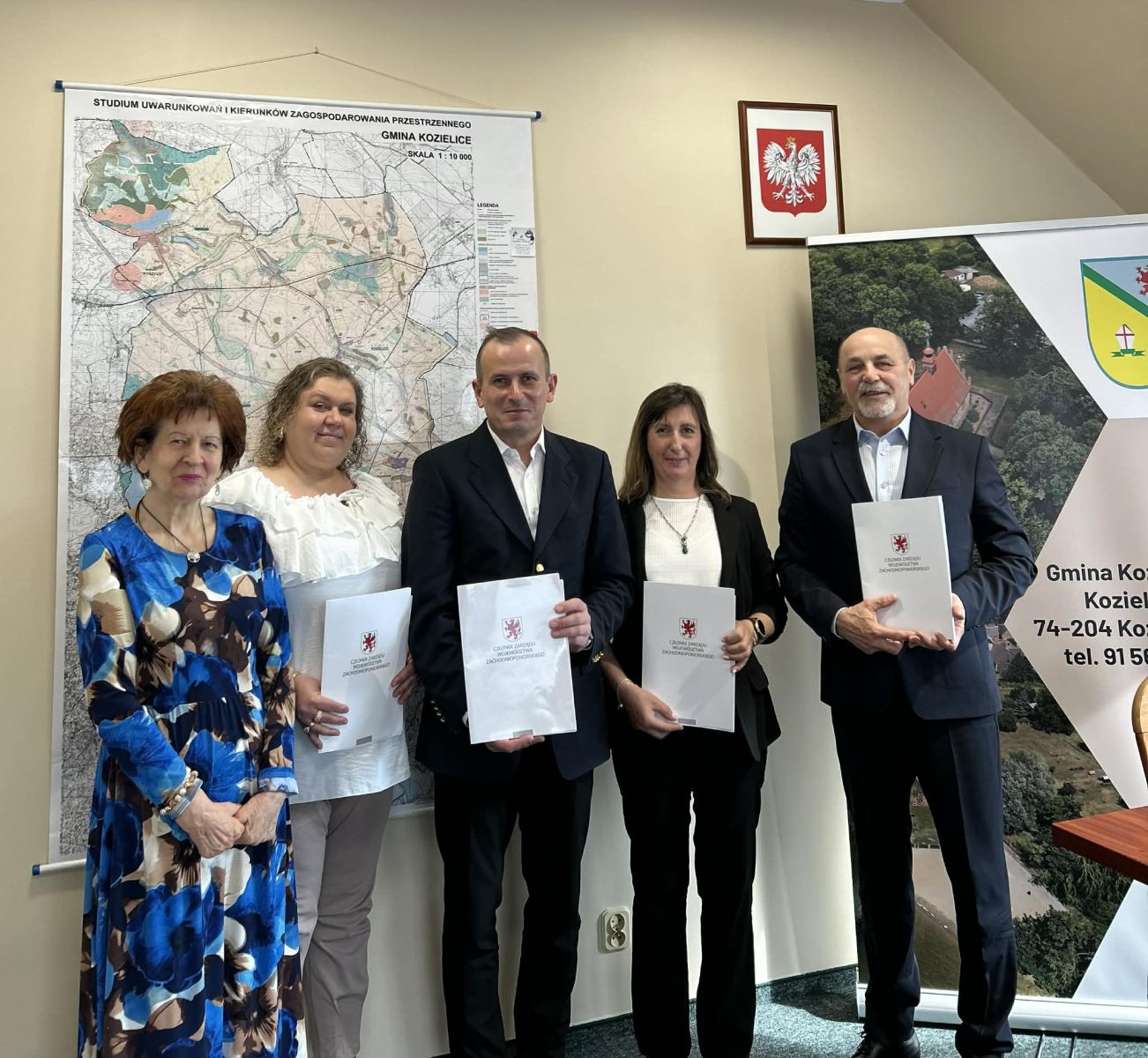 Zdjęcie: W dniu 25.03.2026 r. Wójt Gminy Kozielice Piotr Rybkowski podpisał z Członkiem Zarządu Województwa Zachodniopomorskiego Marcinem Łapecińskim dwie umowy o dofinansowanie na inwestycje