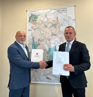 Zdjęcie: W dniu 18.05.2026 r. Wójt Gminy Kozielice Piotr Rybkowski podpisał umowę o dofinansowanie z Członkiem Zarządu Województwa Zachodniopomorskiego Marcinem Łapecińskim