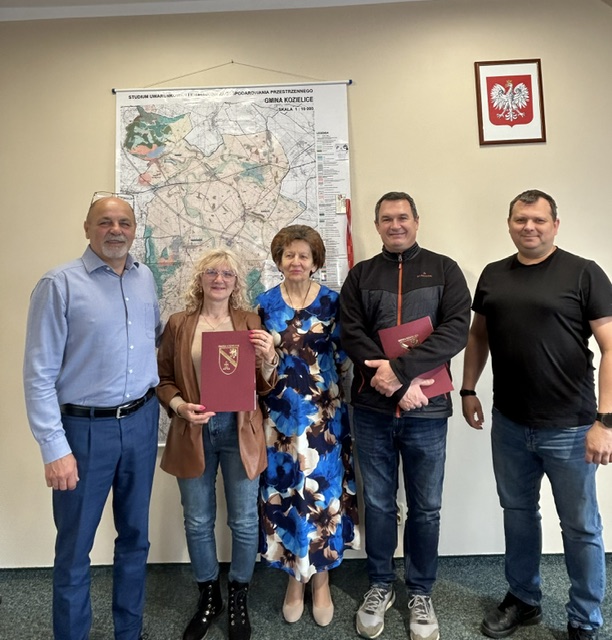 Zdjęcie: W dniu 15.05.2026 r. Wójt Gminy Kozielice Piotr Rybkowski podpisał umowę z przedsiębiorstwem budowlanym ISOBAU-POLSKA reprezentowaną przez Jarosława Stacherzaka, na budowę placu zabaw w miejscowości Tetyń.
