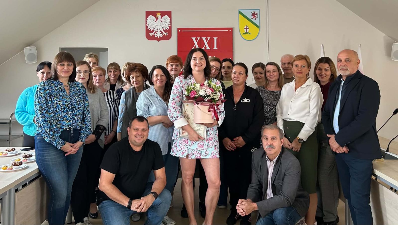 Zdjęcie: Podziękowania dla Pani Marleny.  Z całego serca dziękujemy   za dotychczasową współpracę   w Urzędzie Gminy w Kozielicach,  Pani zaangażowanie, życzliwość,  projesjonalizm i pozytywne podejście   do codziennych obowiązków   dużo wniosły do naszej wspólnej pracy.   Dziękujemy za wspólną pracę, rozmowy, wsparcie i wszystkie dobre chwile, które razem tworzyliśmy.  Życzymy wszystkiego co najlepsze na dalszej drodze zawodowej ! 